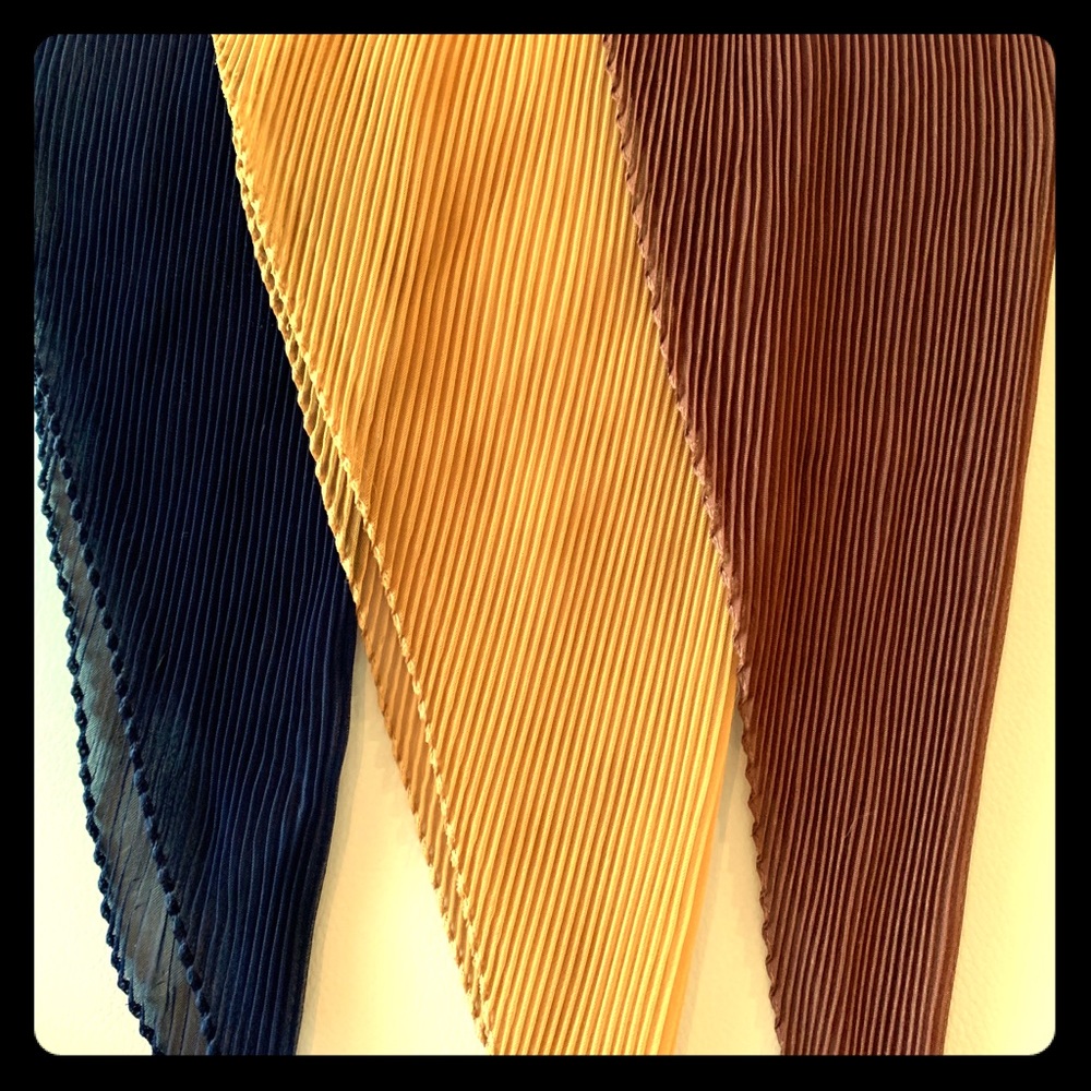 Crimped scarves
